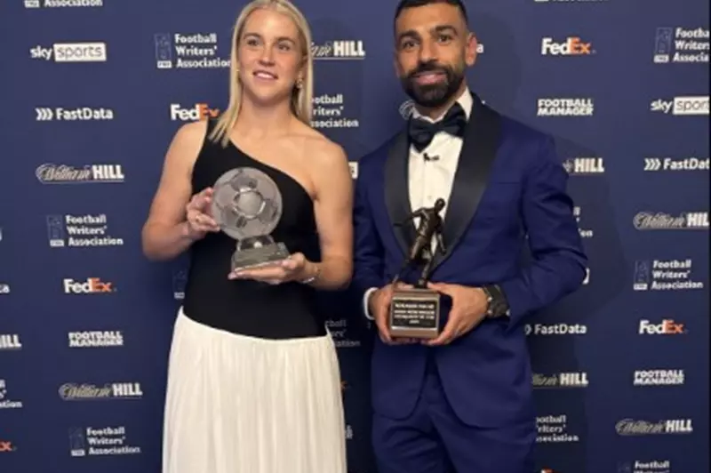 محمد صلاح يتألق مجددًا ويُكرَّم بجائزة أفضل لاعب في الدوري الإنجليزي من رابطة الكتاب بعد موسم رائع