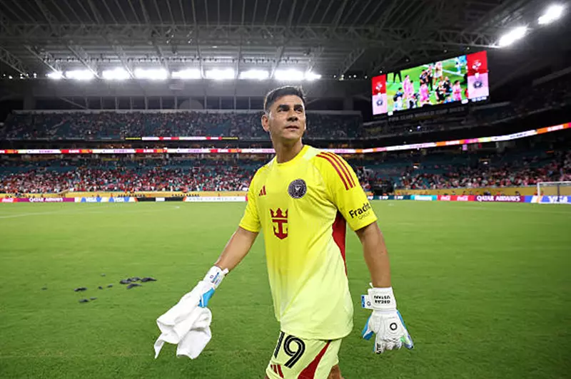 أوستاري يسقط آمال الأهلي.. حارس إنتر ميامي يستعيد بريقه أمام المصريين بعد عقدين من الزمن