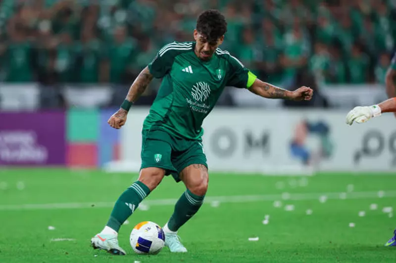 فيرمينو يقترب من الانتقال إلى الدوري القطري عقب مغادرته الأهلي السعودي