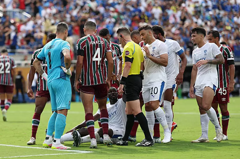 كوليبالي ينتقد أداء حكم مباراة الهلال وفلومينينسي: تقصير في المهام